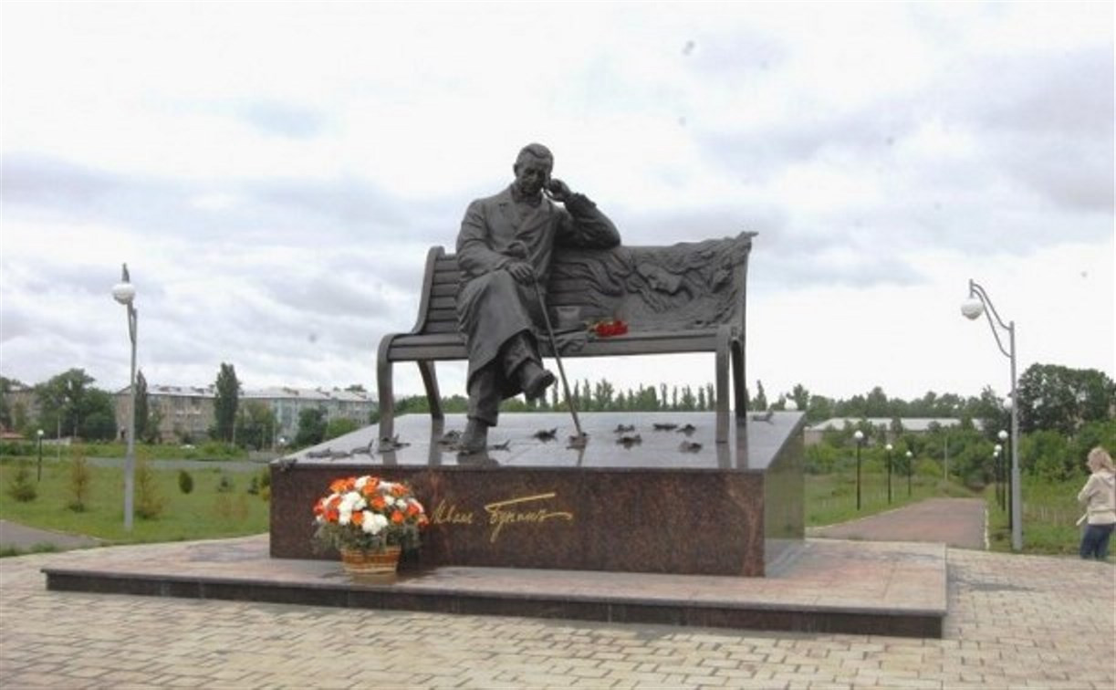 В Ефремове открыли памятник Ивану Бунину