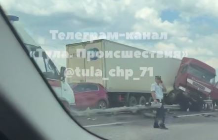 Из-за лопнувшего колеса в Веневском районе в ДТП пострадали женщина и ребёнок