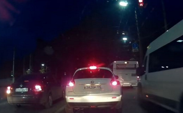 В Туле маршрутка и автобус грубо нарушили ПДД, проехав на красный свет