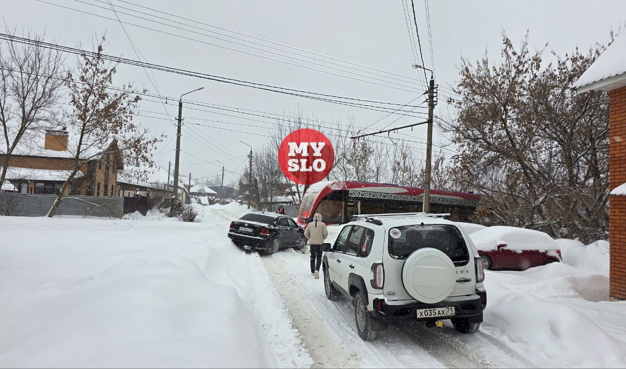 Водитель легковушки въехал в трамвай на улице Громова в Мясново 