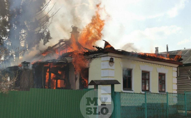 В Туле недалеко от Городского переулка загорелся частный дом: внутри здания может находиться человек
