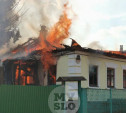 В Туле недалеко от Городского переулка загорелся частный дом: внутри здания может находиться человек