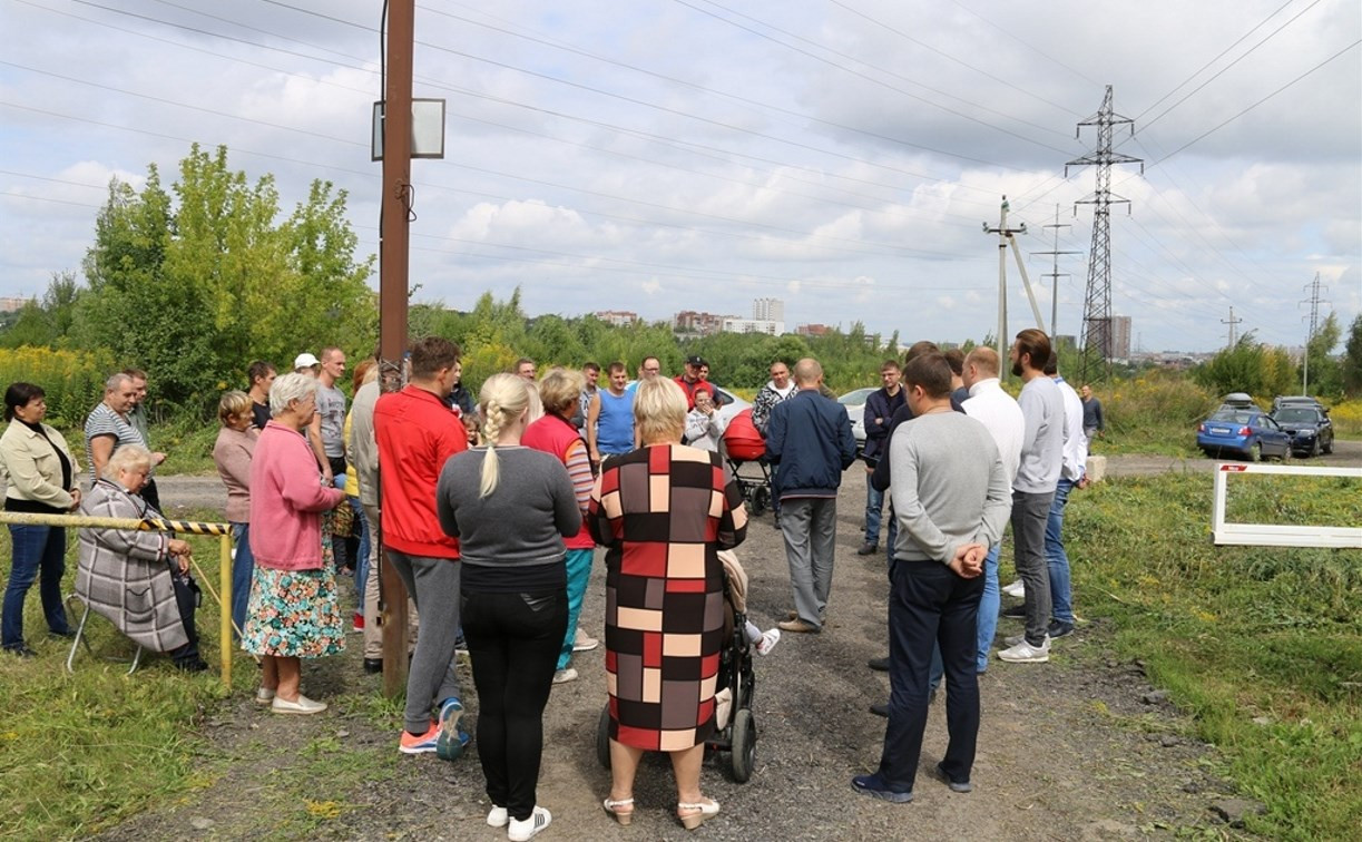 Жители деревни Гостеевка незаконно установили шлагбаум и теперь решают, что с ним делать