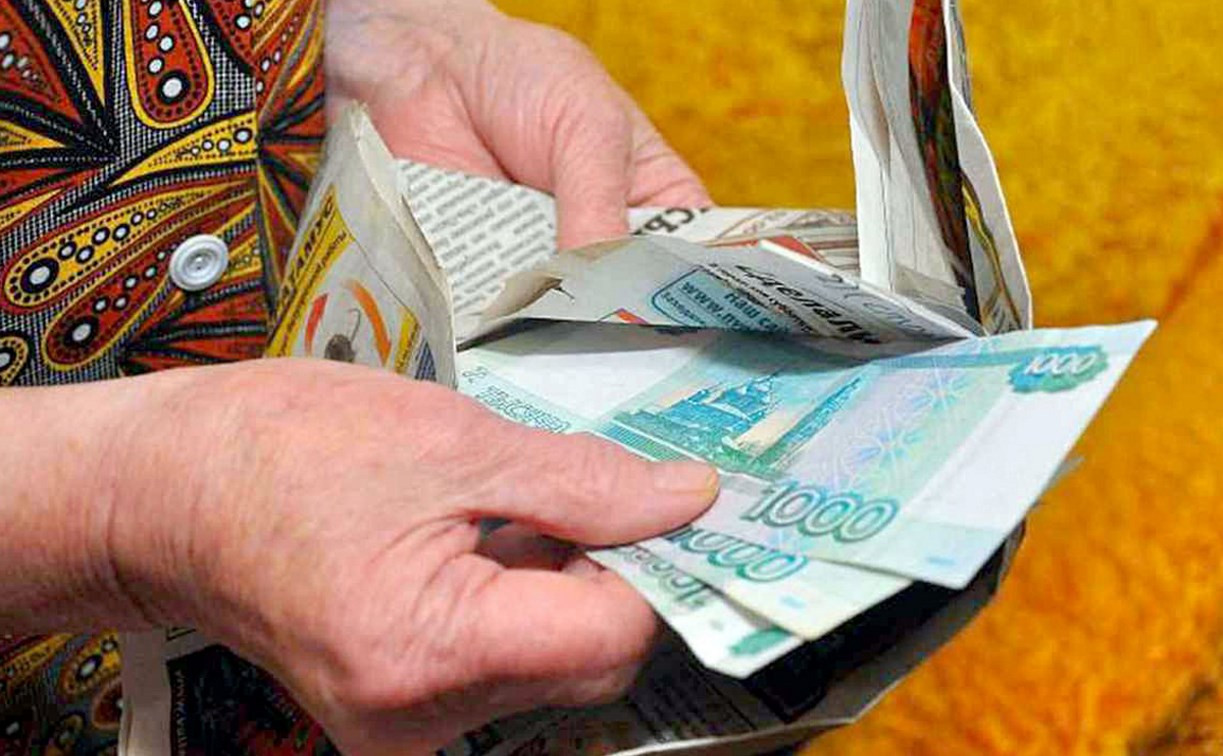 В Туле пенсионерка сама отдала мошеннице 356 тысяч рублей