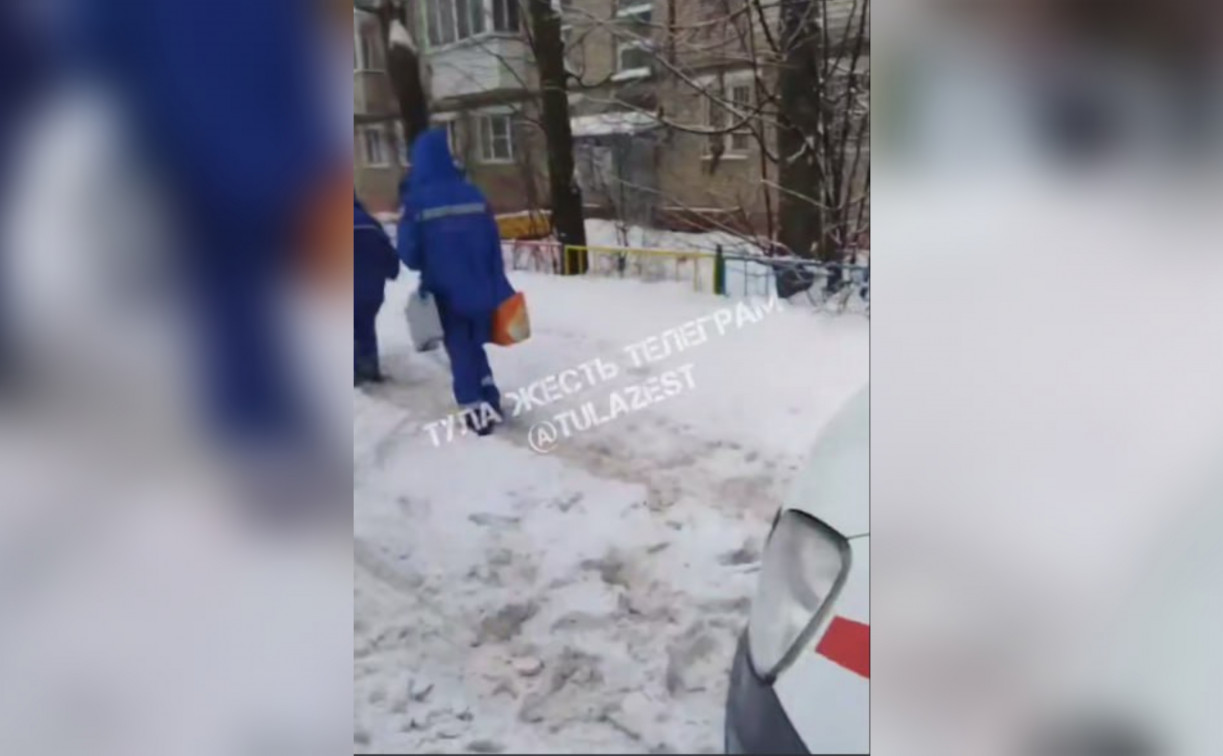 Водителю скорой в Туле пришлось расчищать двор от снега, чтобы погрузить пациента в машину