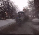 В Туле снегоуборочный трактор едва не потерял щетку