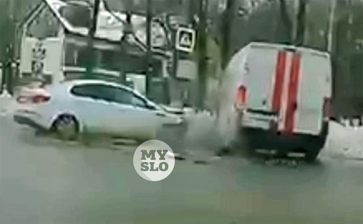 Момент ДТП с участием авто газовой службы в Туле снял видеорегистратор