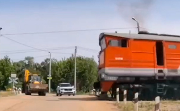 Под Тулой водитель кроссовера выехал на встречку на ж/д переезде