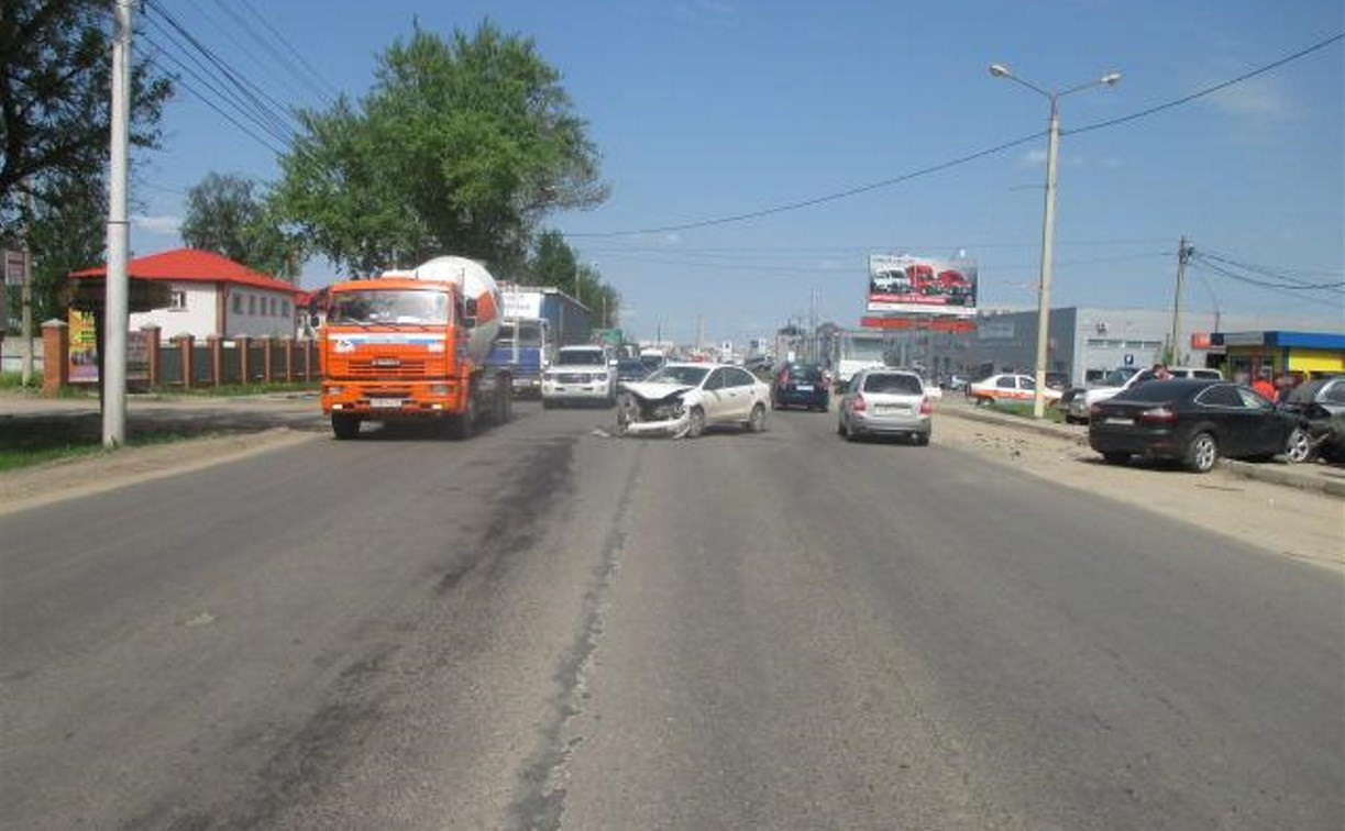 На Новомосковском шоссе водитель «Фольксвагена» устроила тройное ДТП