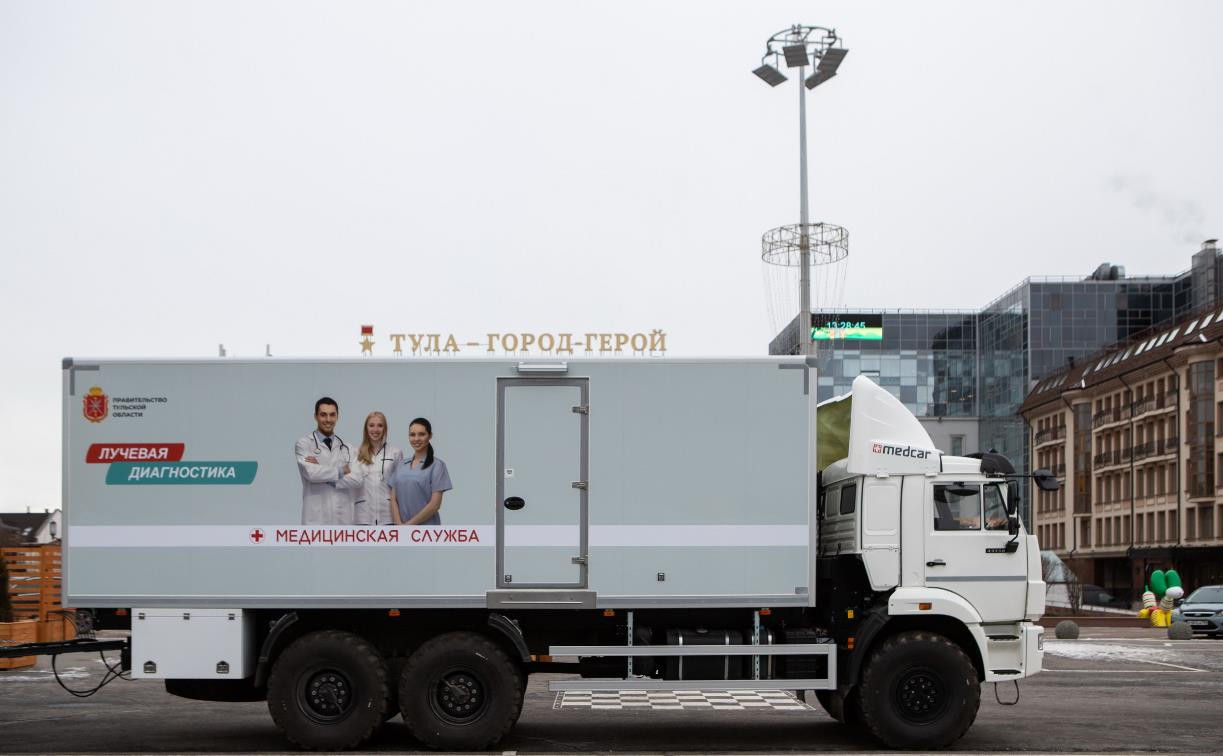 В Туле районным больницам передали «поликлиники на колесах» 