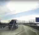 Под Новомосковском водитель микроавтобуса устроил опасный обгон по встречке