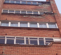 С фасада многоэтажки на улице Металлургов в Туле осыпаются кирпичи