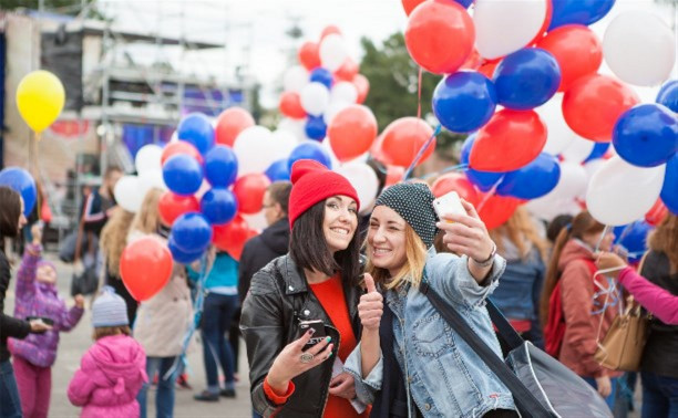 День города на площади Ленина: мыльные пузыри, ходулисты и флэшмоб