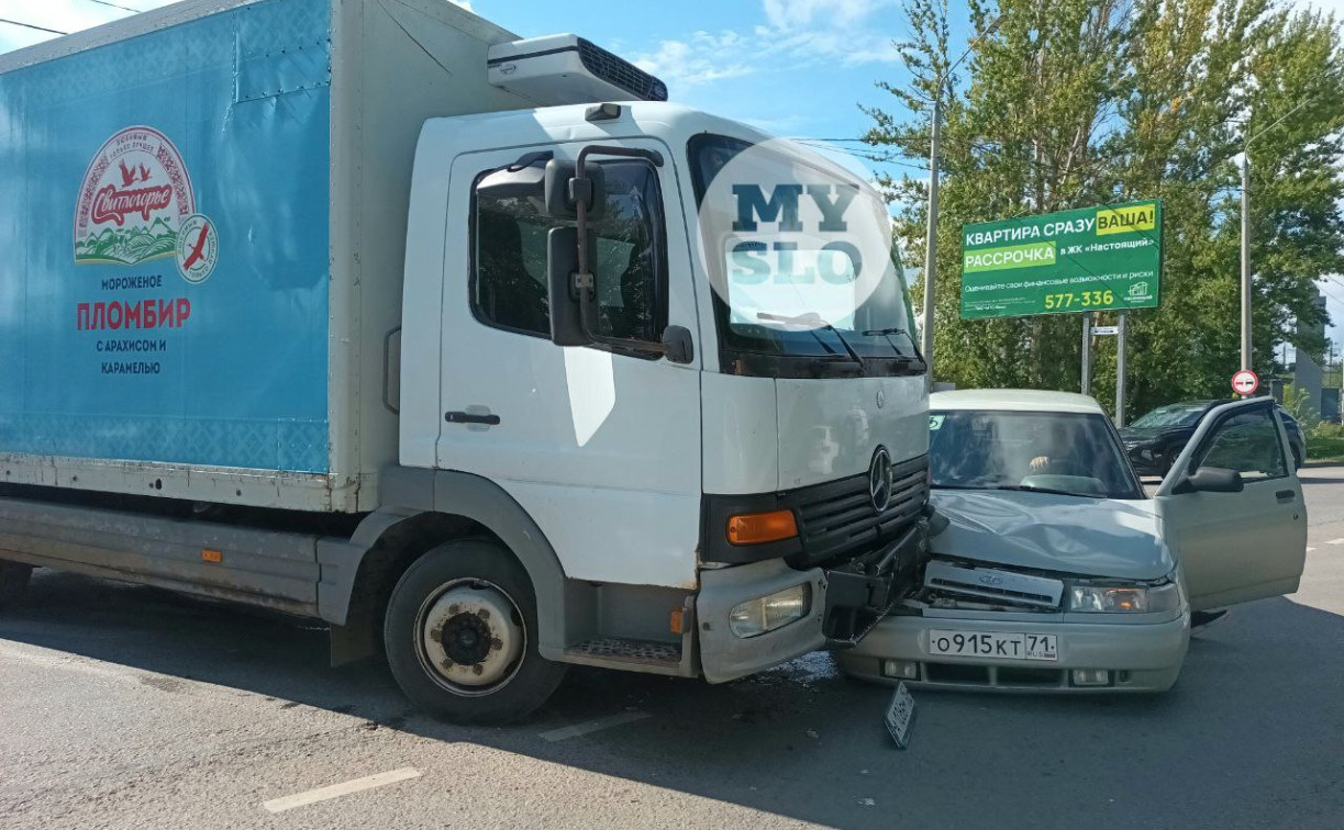 На Одоевском шоссе в Туле грузовик наехал на легковушку 