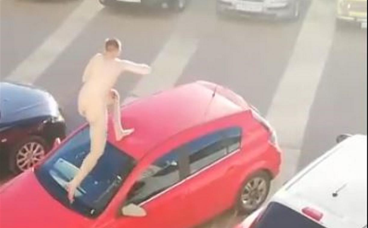 Видео: голый туляк прыгал по машинам и кричал, что его хотят убить 