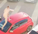 Видео: голый туляк прыгал по машинам и кричал, что его хотят убить 