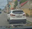 На ул. Октябрьской водитель бросил авто и пошел в магазин