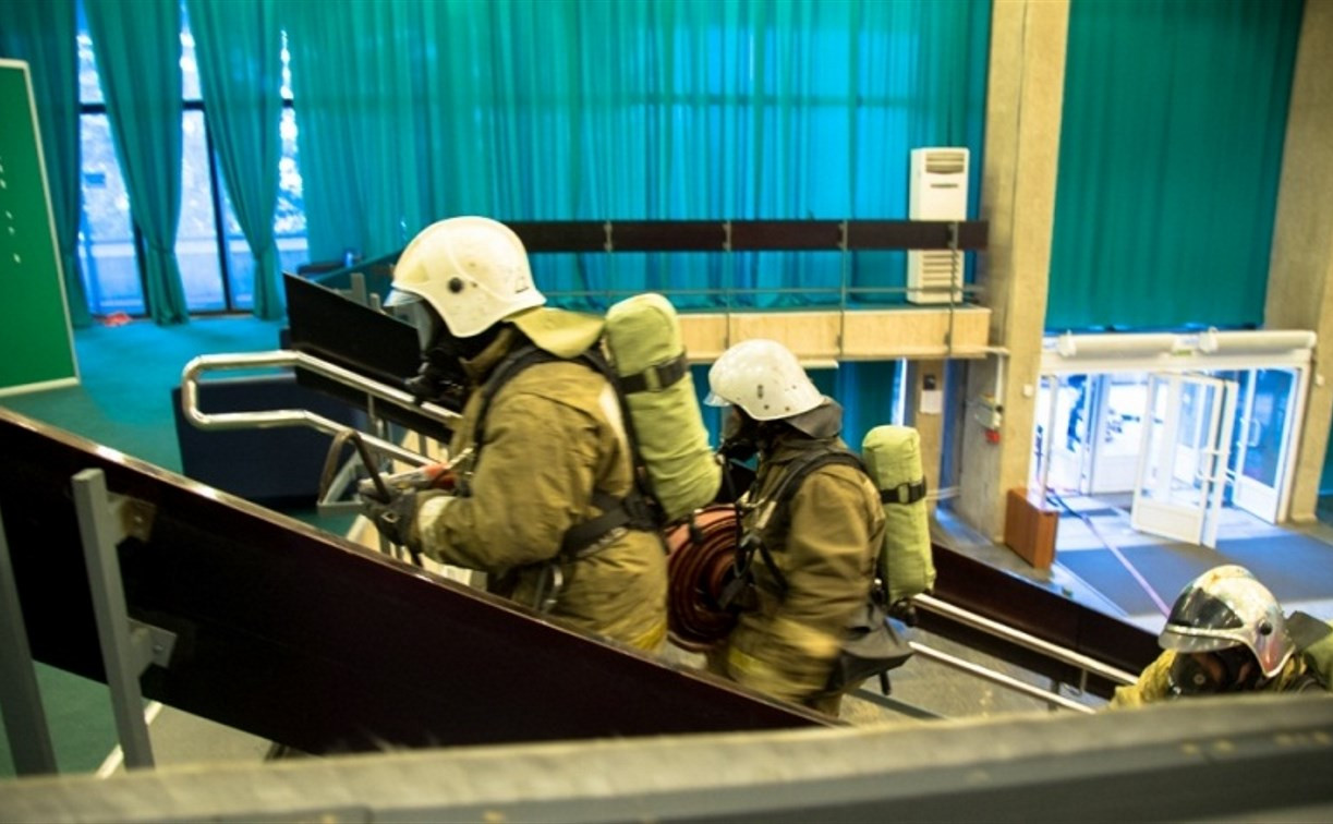 Тульские пожарные провели учения в драмтеатре