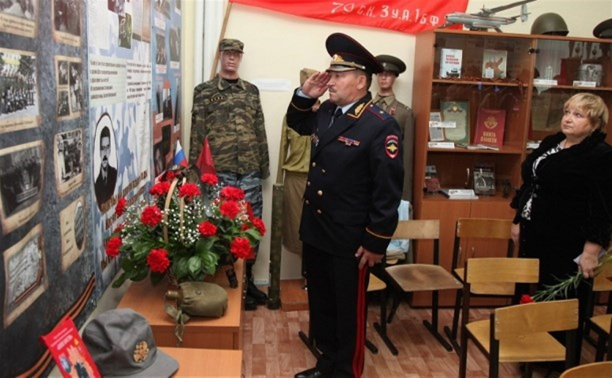 В гимназии №20 открыли уголок памяти сотрудника ОМОН Анатолия Григорьева