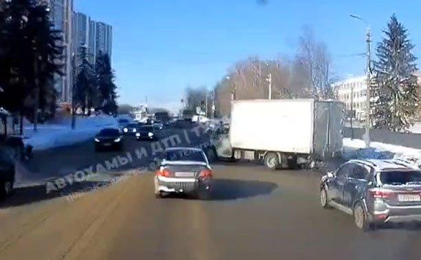 На ул. Оборонной водитель ГАЗели спровоцировал ДТП и уехал