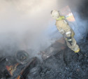 В Узловой огонь уничтожил гараж и легковой прицеп