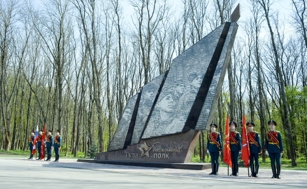 В Туле торжественно открыли монумент «Бессмертный полк. Тула»