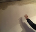 Переселенцы из аварийного жилья в Веневе 7 лет добиваются устранения протекания крыши и стен