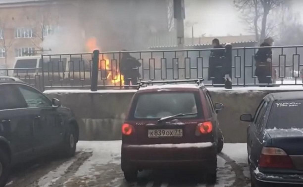 Очевидцы помогли потушить горящий микроавтобус в Новомосковске: видео