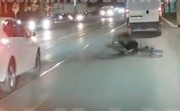 В Туле велосипедист едва не попал под колеса машины: видео