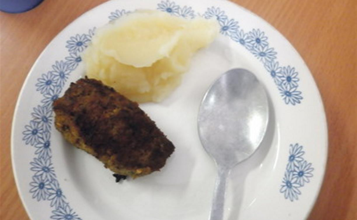 В школе в Арсеньевском районе ученикам готовили обеды из просрочки и домашней продукции