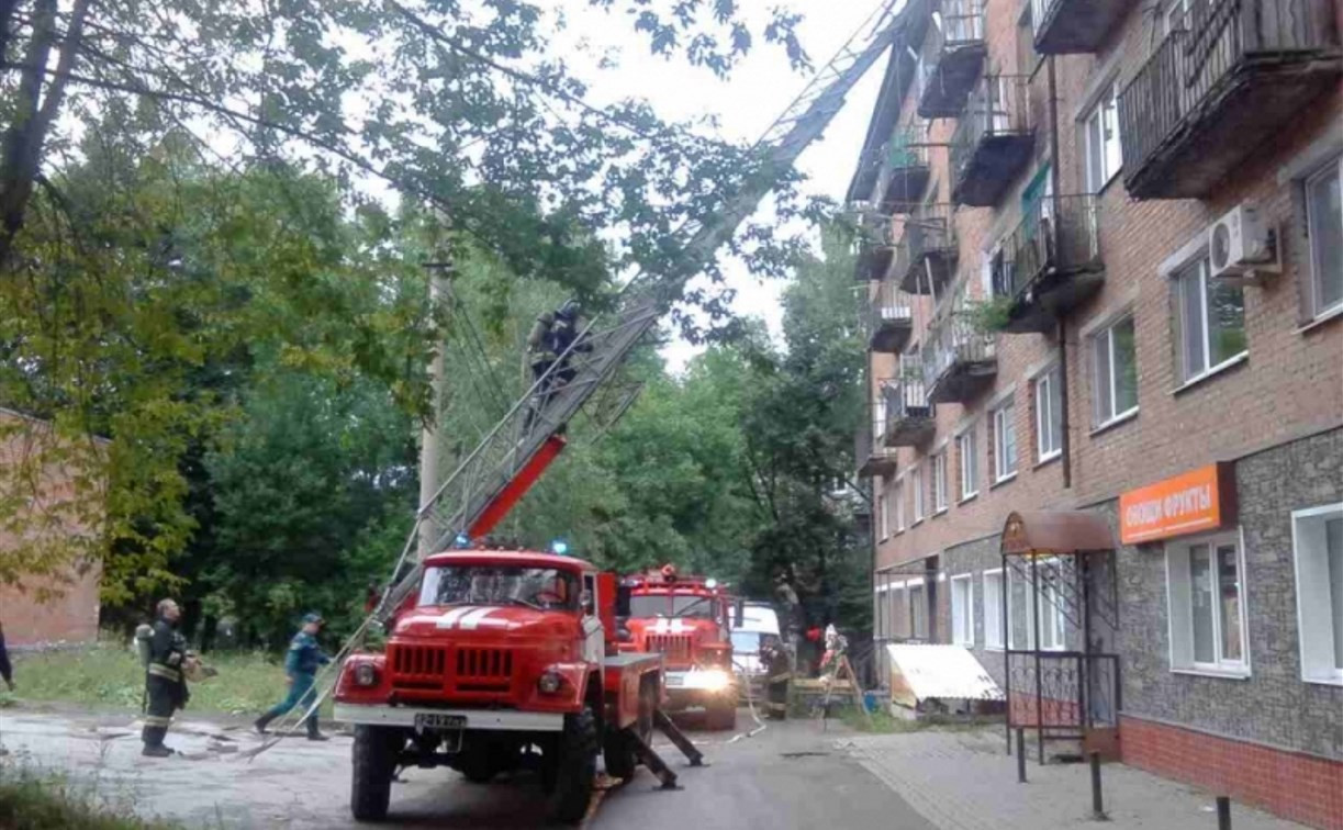 Тульские пожарные спасли человека из горящей квартиры на улице Кутузова в Туле