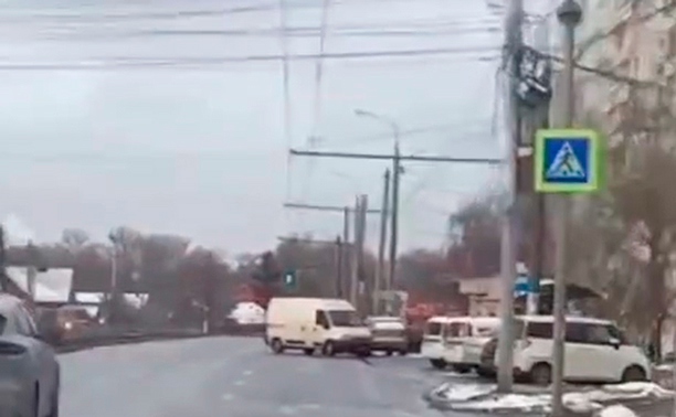 Водитель фургона заблудился на ул. Ложевой