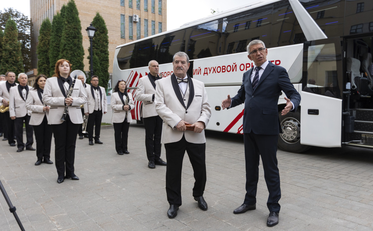 Губернаторский духовой оркестр получил автобус на 55 мест
