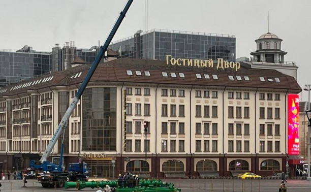 В Туле на площади Ленина начали устанавливать главную новогоднюю елку