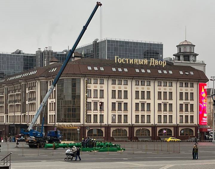 В Туле на площади Ленина начали устанавливать главную новогоднюю елку