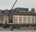 В Туле на площади Ленина начали устанавливать главную новогоднюю елку