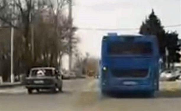 «Накажи автохама»: обогнал автобус на пешеходном переходе