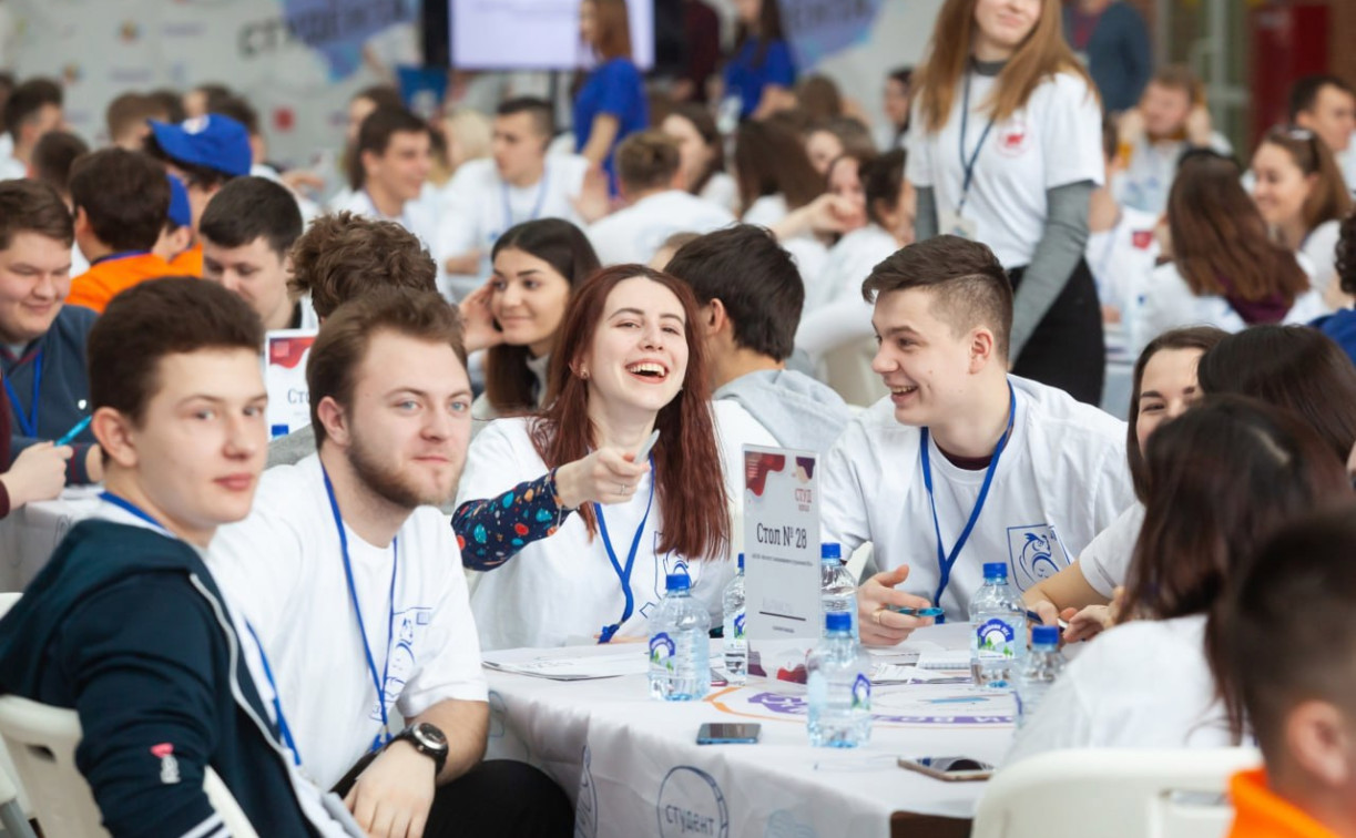 Дмитрий Миляев поздравил тульских студентов с праздником