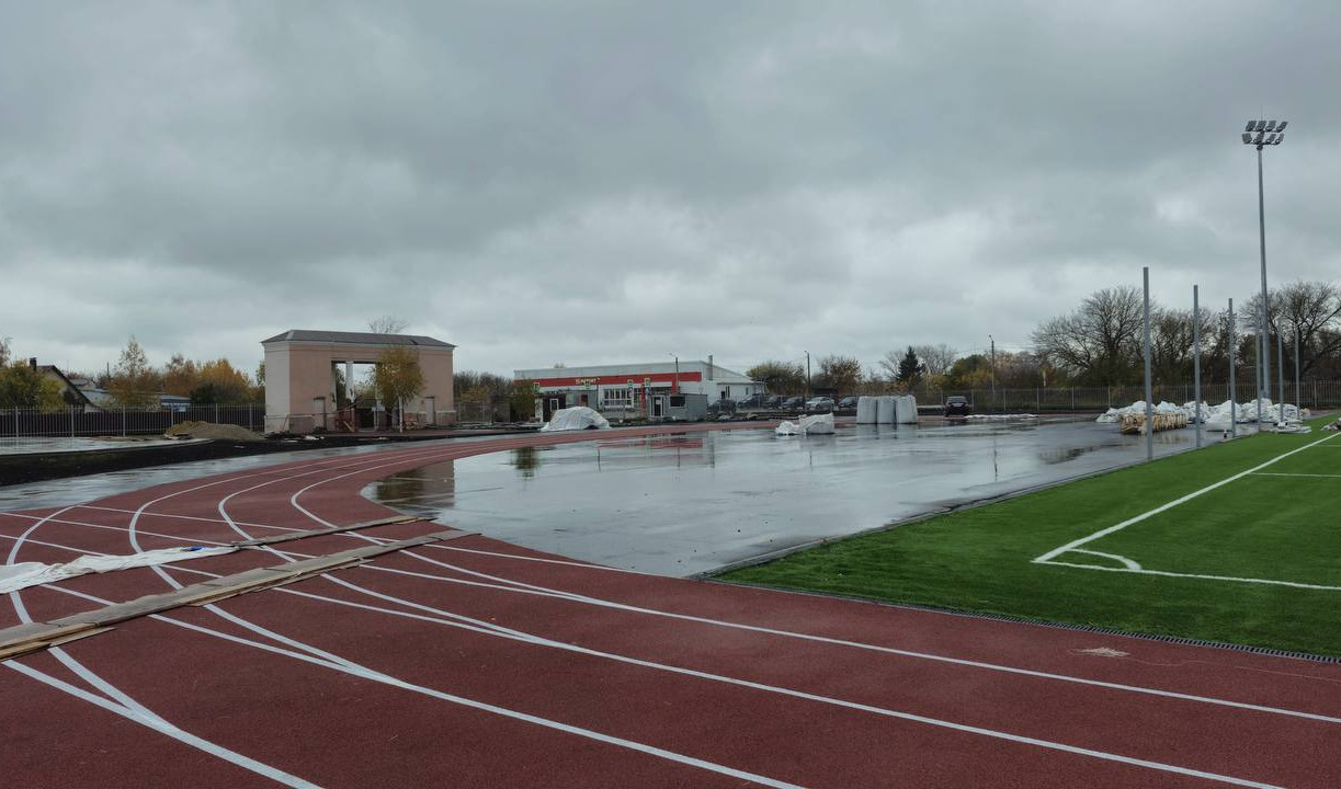 Новый стадион в Киреевске готов на 83%