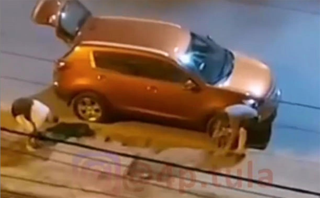 «Вообще чуваки не парятся»: двое мужчин, снимавших тротуарную плитку под покровом ночи, попали на видео