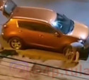 «Вообще чуваки не парятся»: двое мужчин, снимавших тротуарную плитку под покровом ночи, попали на видео