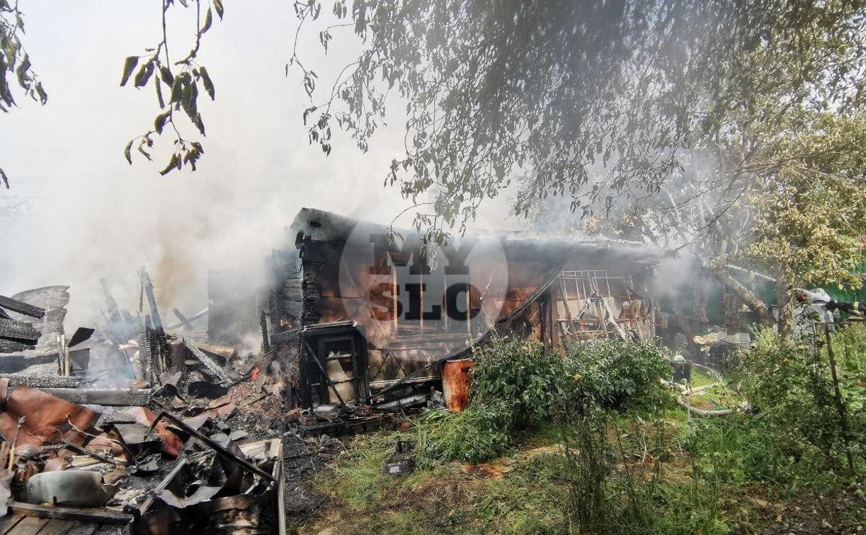 В Туле рядом с администрацией Привокзального района загорелся частный дом