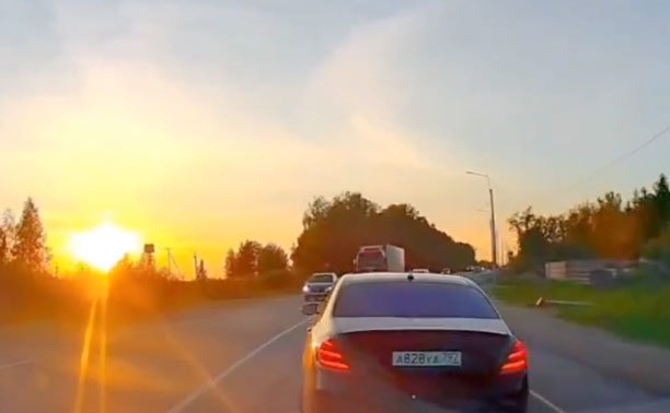 Под Тулой водитель Mercedes-Benz «пугал» стробоскопами