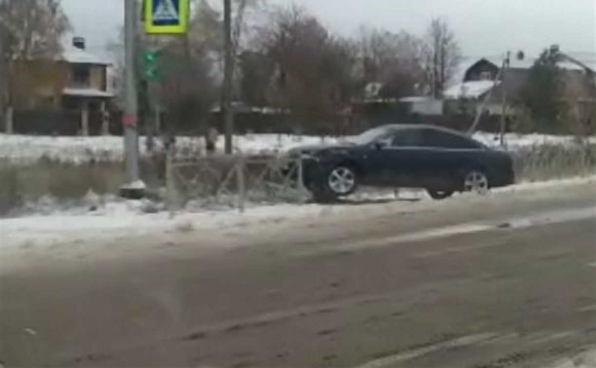 В Киреевском районе автомобиль «Ауди» протаранил ограждение
