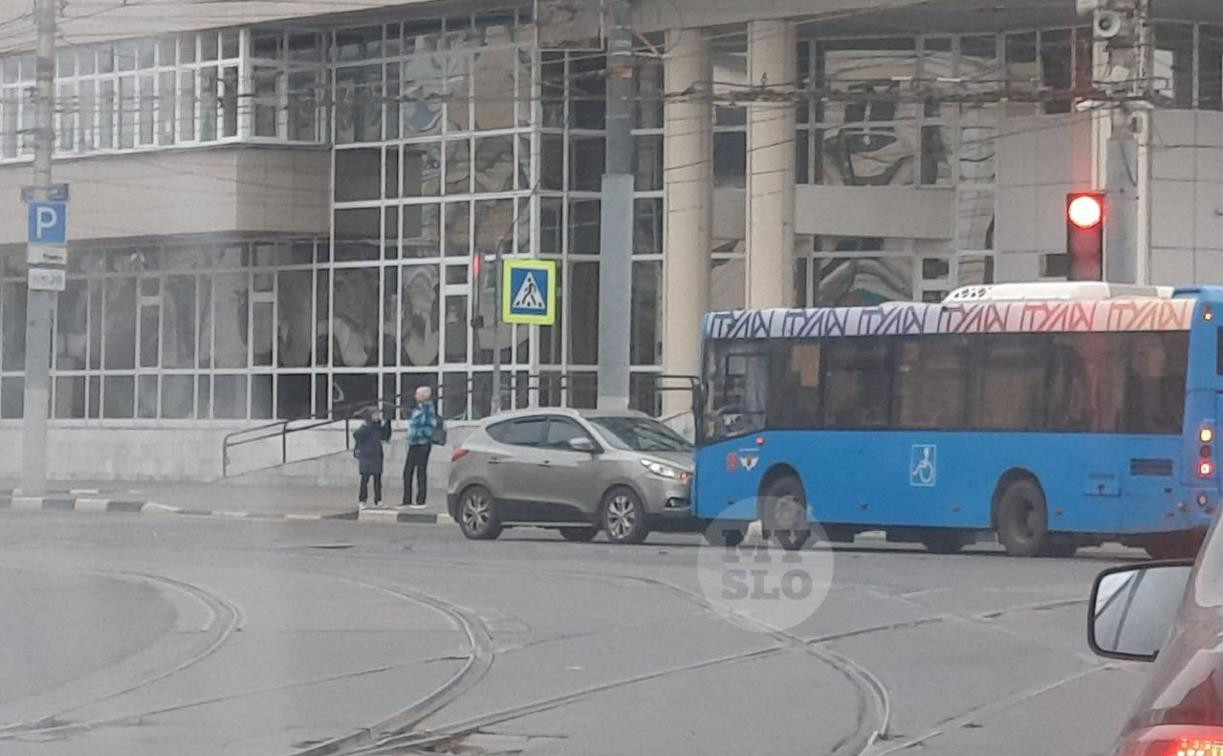 В центре Тулы на встречке легковушка устроила лобовое столкновение с автобусом