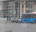 В центре Тулы на встречке легковушка устроила лобовое столкновение с автобусом