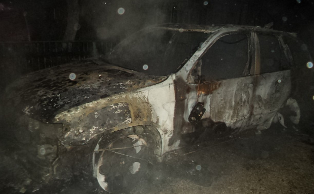 Ночью в Щекинском районе сгорели два BMW