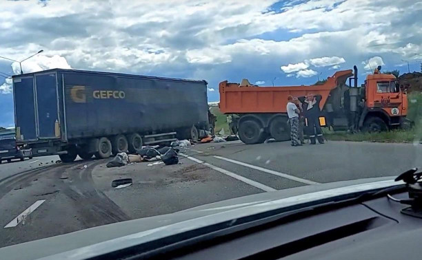 На трассе М-2 «Крым» фура врезалась в самосвал дорожных рабочих
