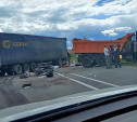 На трассе М-2 «Крым» фура врезалась в самосвал дорожных рабочих