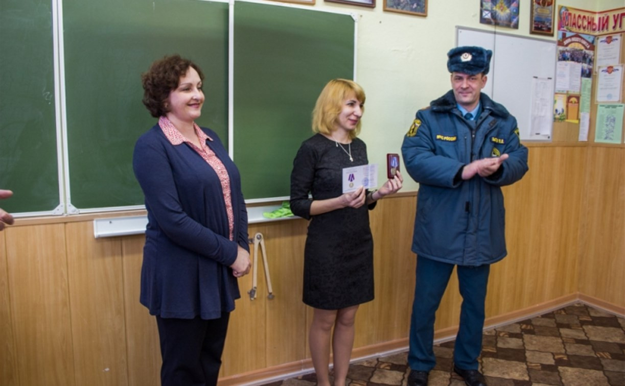 В Туле учителя ОБЖ наградили медалью Всероссийского добровольного пожарного общества 